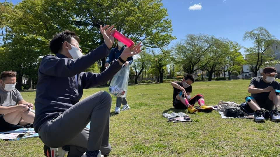 屋外でキネシオテーピング体験会
