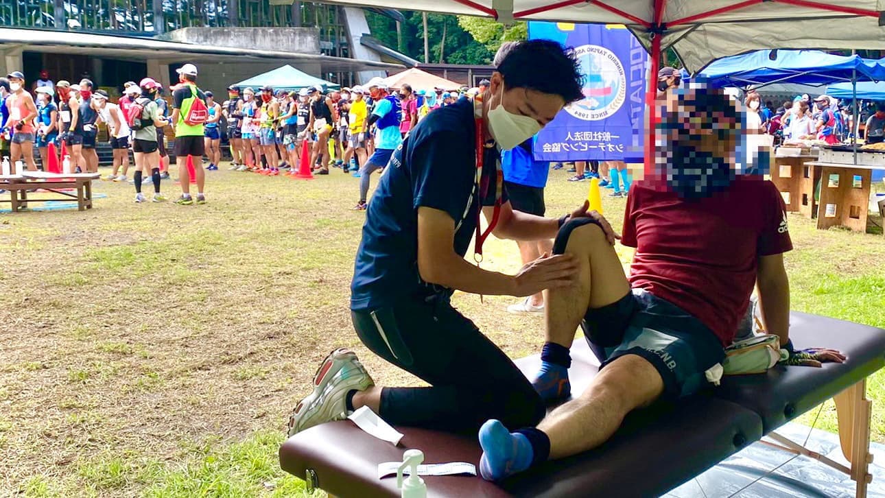 トレイルランレース会場でキネシオテーピング貼付サービス