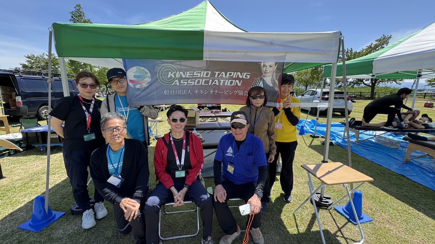 キネシオテーピングトレーナーたちと記念写真
