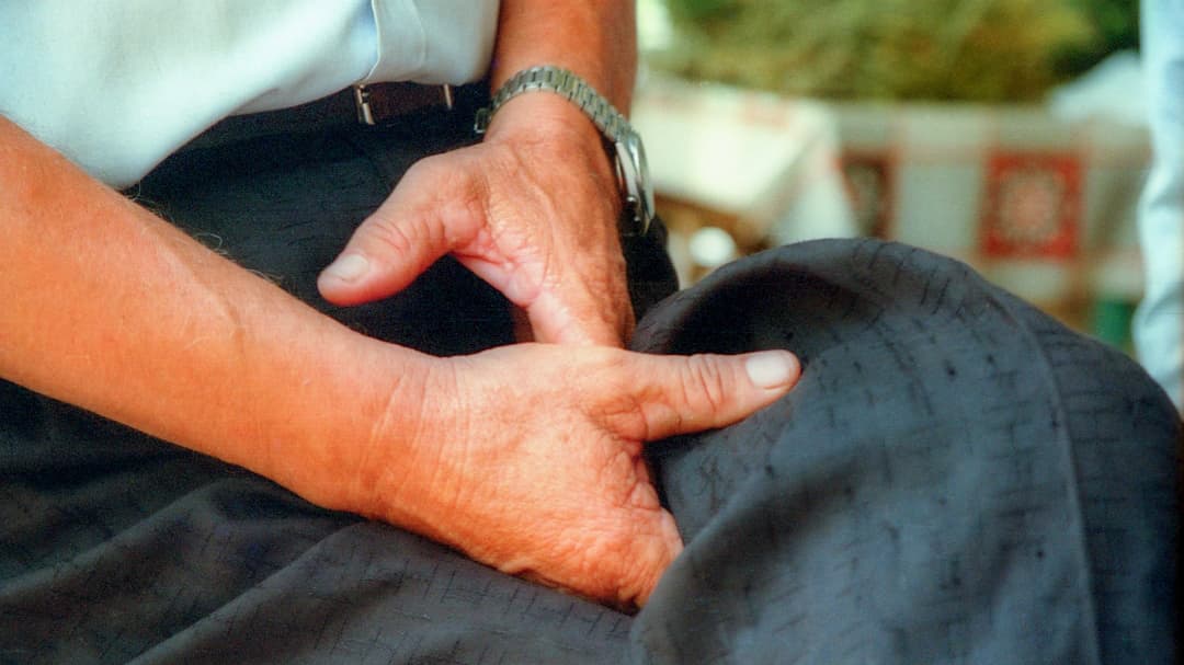 坐骨神経痛で足の痺れを感じる人